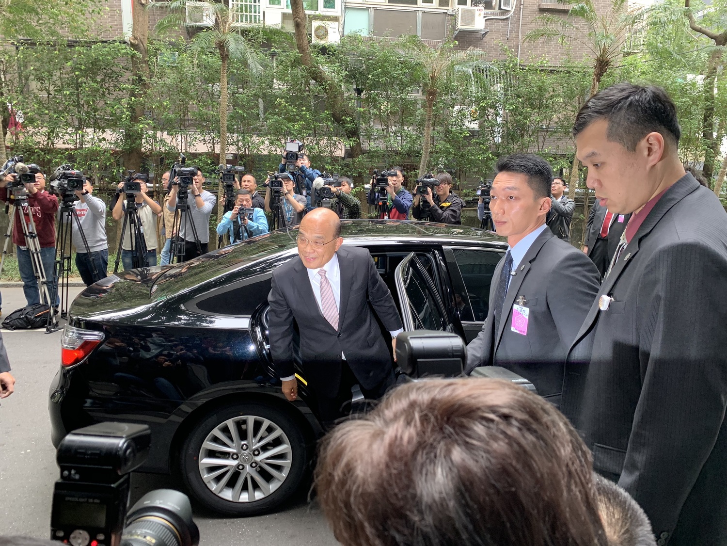 睽違13年重回立法院議場備詢,行政院長蘇貞昌今(15)日上午受訪表示,「人生的劇本早已經寫好,只是不能偷看,但要全力以赴。」 圖:謝莉慧/攝 睽違13年重回立法院議場備詢,行政院長蘇貞昌今(15)日上午受訪表示,「人生的劇本早已經寫好,只是不能偷看,但要全力以赴。」 圖:謝莉慧/攝