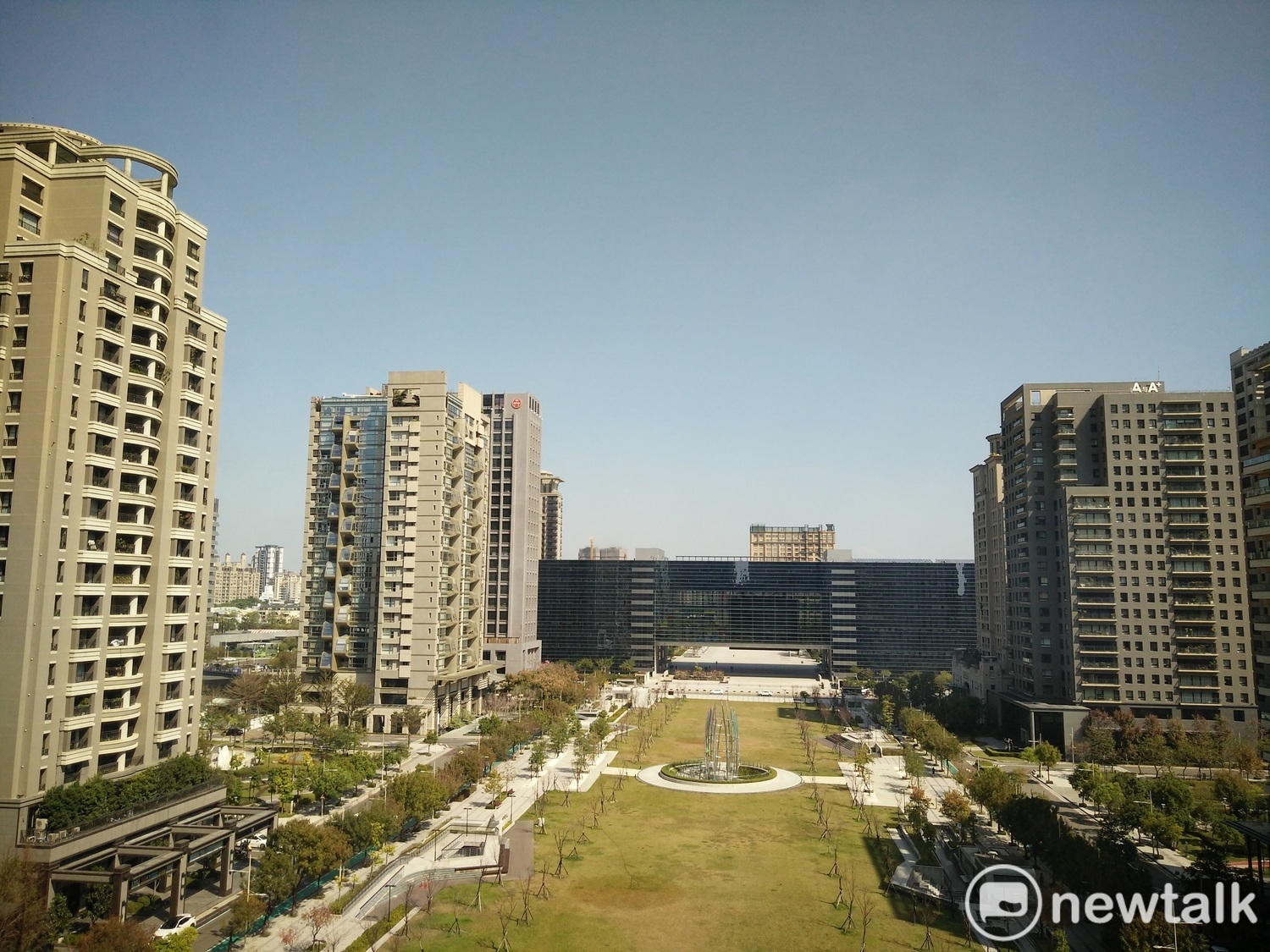 台中市政府上空今天一片灰濛濛。 圖:唐復年/攝