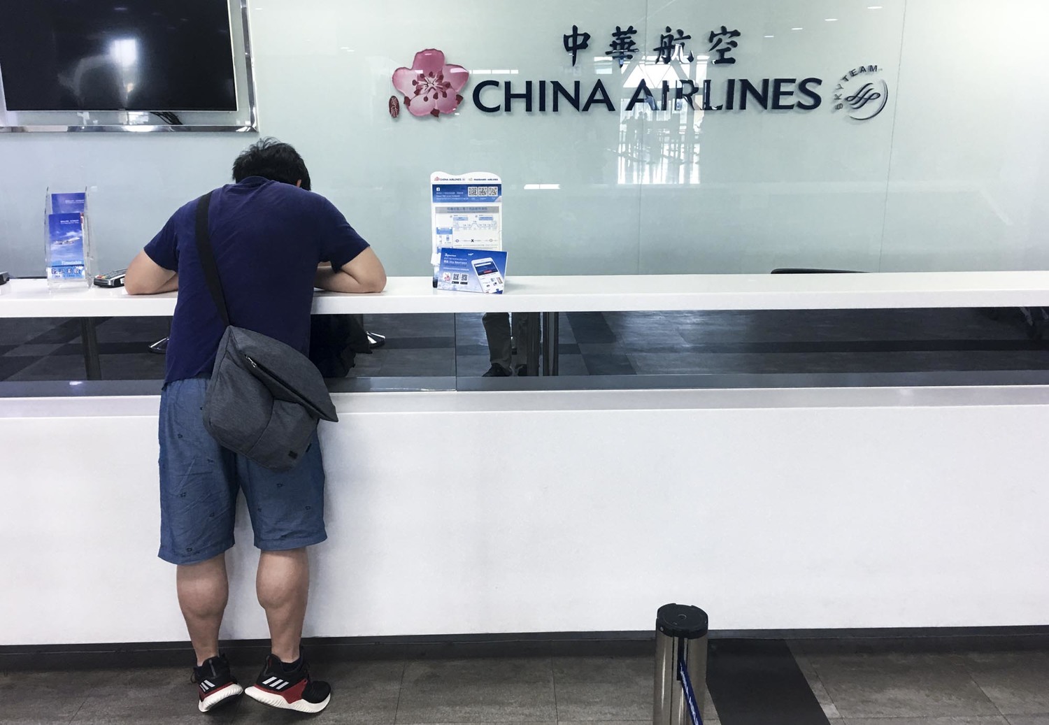 桃園機師工會華航分會發動機師罷工首日,高雄小港國際機場的華航航班多班取消,一位華航旅客在華航櫃檯詢問轉機事宜。 圖:張良一/攝 桃園機師工會華航分會發動機師罷工首日,高雄小港國際機場的華航航班多班取消,一位華航旅客在華航櫃檯詢問轉機事宜。 圖:張良一/攝