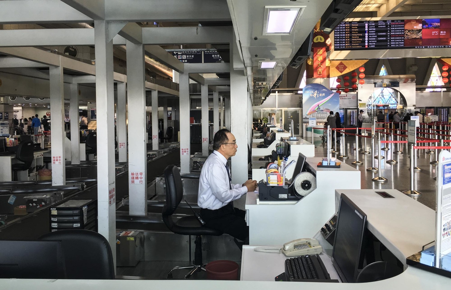 高雄小港國際機場的華航航班因機師罷工導致多班取消,華航地勤人員坐在華航報到櫃台內。 圖:張良一/攝 高雄小港國際機場的華航航班因機師罷工導致多班取消,華航地勤人員坐在華航報到櫃台內。 圖:張良一/攝
