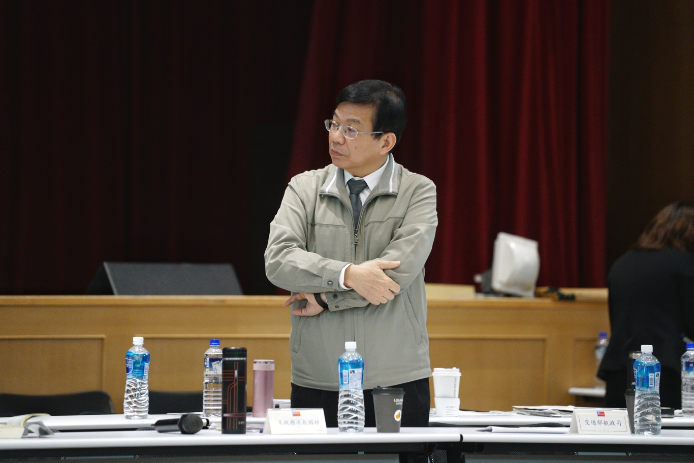 華航勞資協商會議主持人交通部次長王國材在等待華航勞資雙方協商結果。 圖:張良一/攝 華航勞資協商會議主持人交通部次長王國材在等待華航勞資雙方協商結果。 圖:張良一/攝