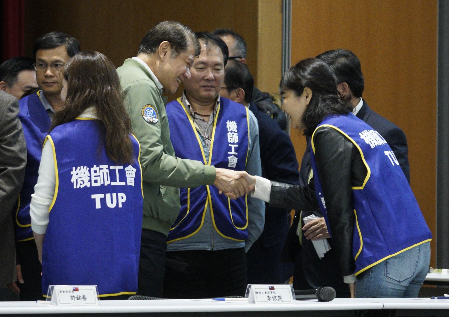 華航董事長何煖軒在華航勞資雙方簽署團體協約,工會宣布結束機師罷工後,向談判的工會幹部致意。 圖:張良一/攝(資料照片) 華航董事長何煖軒在華航勞資雙方簽署團體協約,工會宣布結束機師罷工後,向談判的工會幹部致意。 圖:張良一/攝(資料照片)