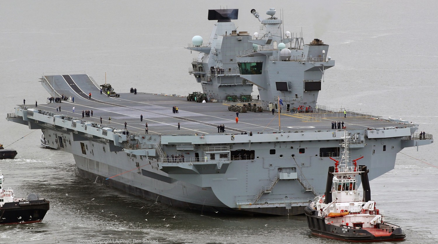 中國軍事評論家陳光文則在新浪網提到,就在2018年4月12日,中國海軍曾在南中國海域舉行了大規模的閱兵式,當時共有48艘艦艇、76架戰機參加,即使不算上中國最厲害的東風-21D和東風-26反艦彈道導彈,這些艦機也有能力在60分鐘內,將這艘被英國寄予厚望的新型航母「直接送入海底」。 圖:翻攝自環球網