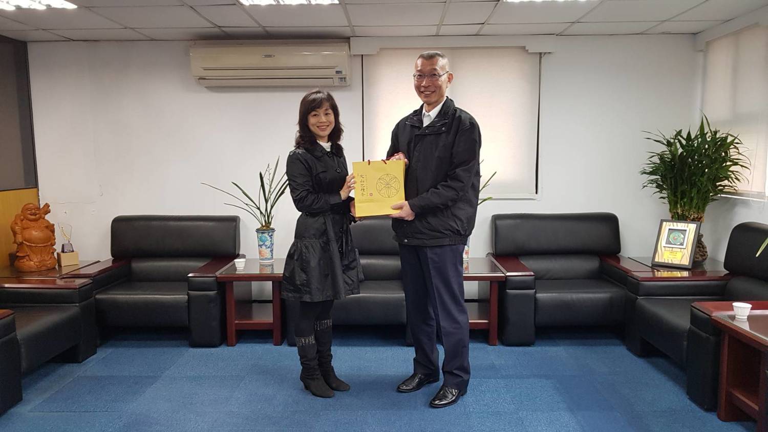 坪林區長施明慧頒發感謝狀給臺北客運總經理李建文,感謝「捷運新店站-坪林」跳蛙公車解決通勤通學需求。 圖:新北市交通局/提供 坪林區長施明慧頒發感謝狀給臺北客運總經理李建文,感謝「捷運新店站-坪林」跳蛙公車解決通勤通學需求。 圖:新北市交通局/提供