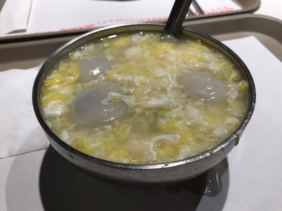 公館酒釀湯圓渾厚口感的芝麻湯圓,配上酸甜的酒釀甜湯,香氣十足又有飽足感。 圖:張嘉哲/提供 公館酒釀湯圓渾厚口感的芝麻湯圓,配上酸甜的酒釀甜湯,香氣十足又有飽足感。 圖:張嘉哲/提供