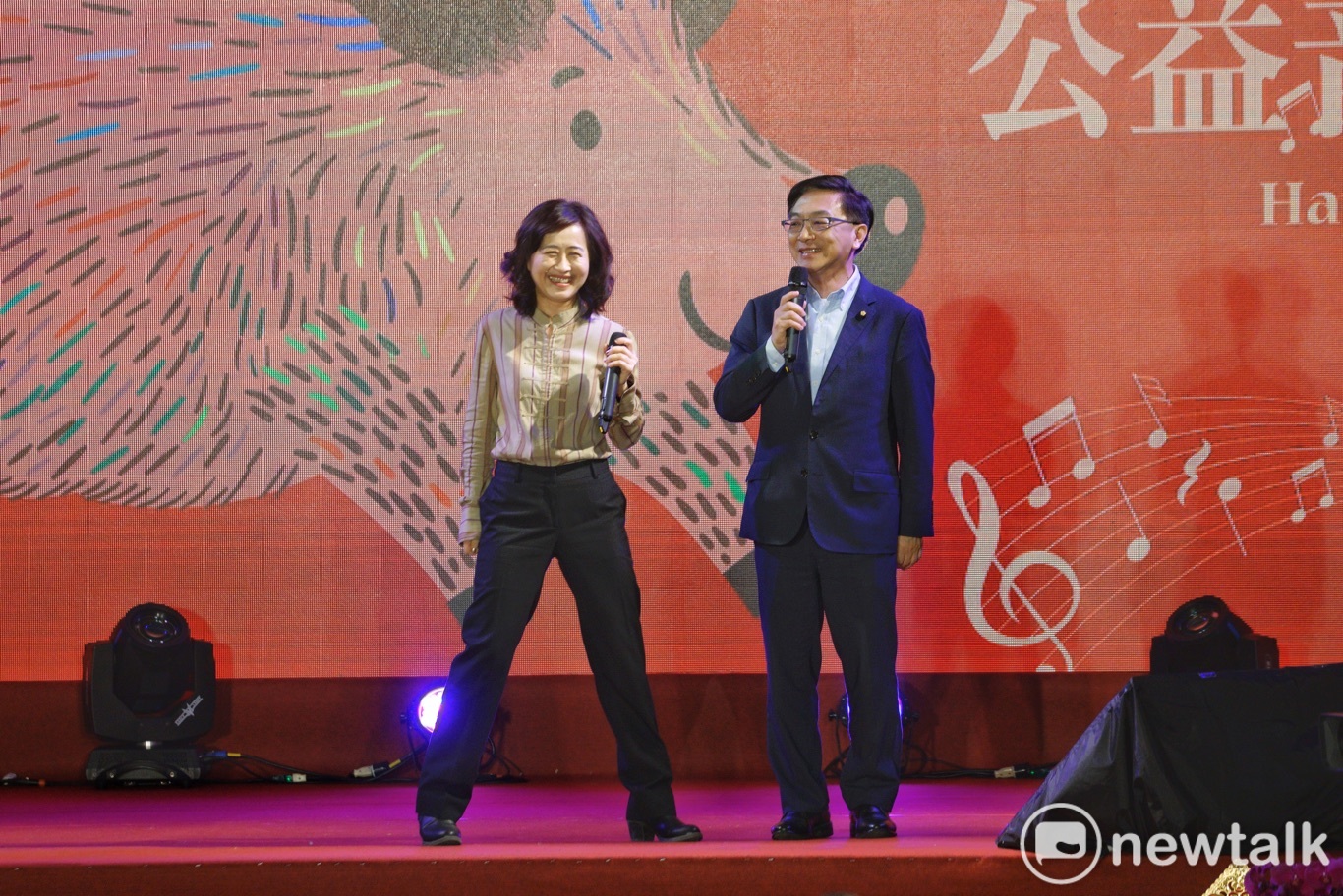 國民黨立委陳宜民和林奕華搭配最近很火紅的「你儂我儂」議題,雙人合唱你儂我儂歌曲。 圖:張良一/攝 國民黨立委陳宜民和林奕華搭配最近很火紅的「你儂我儂」議題,雙人合唱你儂我儂歌曲。 圖:張良一/攝