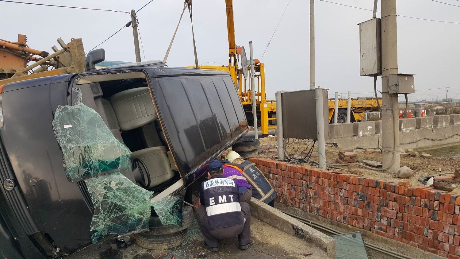 嘉義嚴重車禍!拖板車撞廂型車造成一死一重傷。 圖/嘉義消防局提供 嘉義嚴重車禍!拖板車撞廂型車造成一死一重傷。 圖/嘉義消防局提供