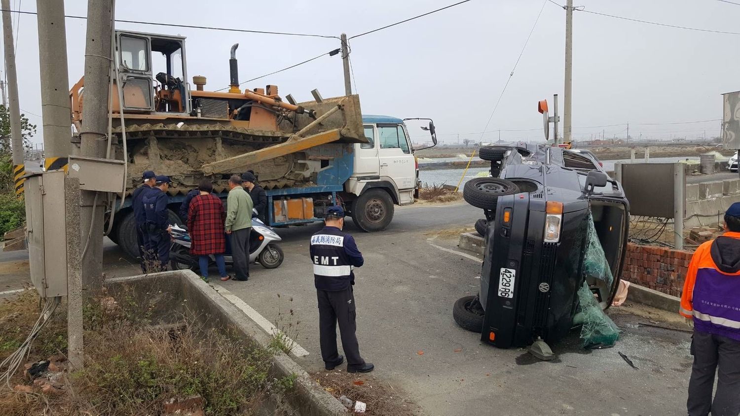 嘉義嚴重車禍!拖板車撞廂型車造成一死一重傷。 圖/嘉義消防局提供 嘉義嚴重車禍!拖板車撞廂型車造成一死一重傷。 圖/嘉義消防局提供