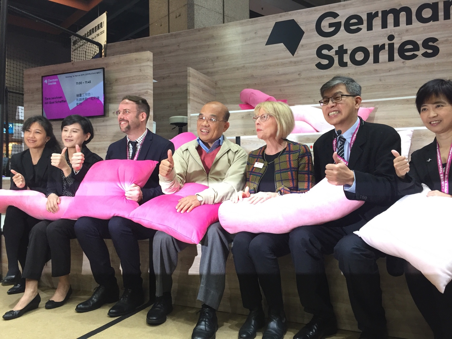 蘇貞昌與文化部長鄭麗君上午共同現身「2019台北國際書展」。 圖:趙婉淳/攝 蘇貞昌與文化部長鄭麗君上午共同現身「2019台北國際書展」。 圖:趙婉淳/攝