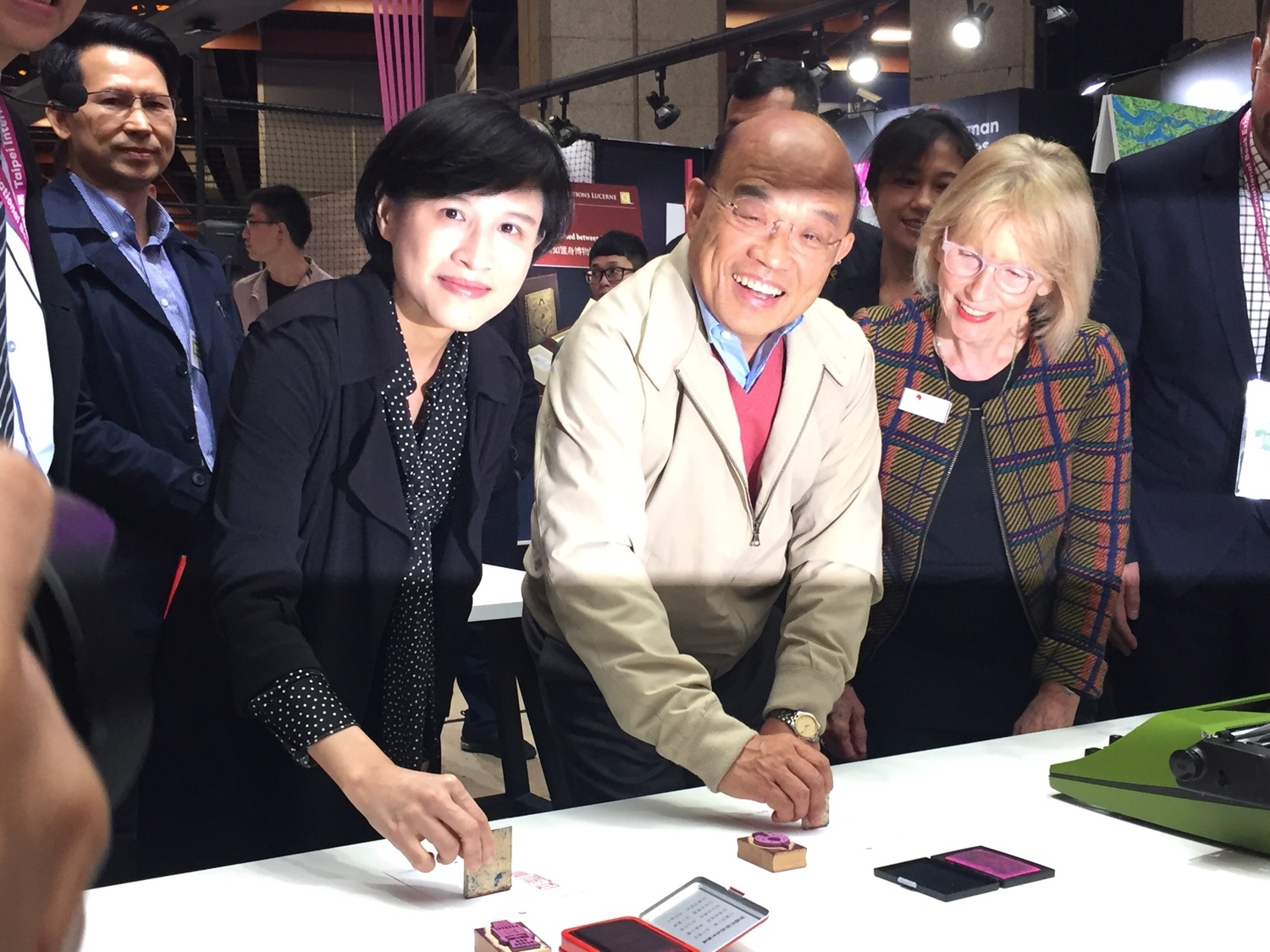 蘇貞昌與文化部長鄭麗君上午共同現身「2019台北國際書展」。 圖:趙婉淳/攝 蘇貞昌與文化部長鄭麗君上午共同現身「2019台北國際書展」。 圖:趙婉淳/攝