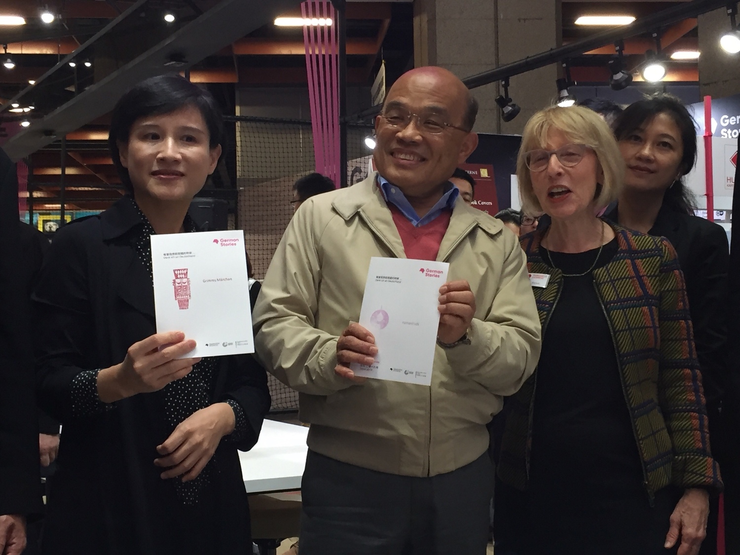 蘇貞昌與文化部長鄭麗君上午共同現身「2019台北國際書展」。 圖:趙婉淳/攝 蘇貞昌與文化部長鄭麗君上午共同現身「2019台北國際書展」。 圖:趙婉淳/攝