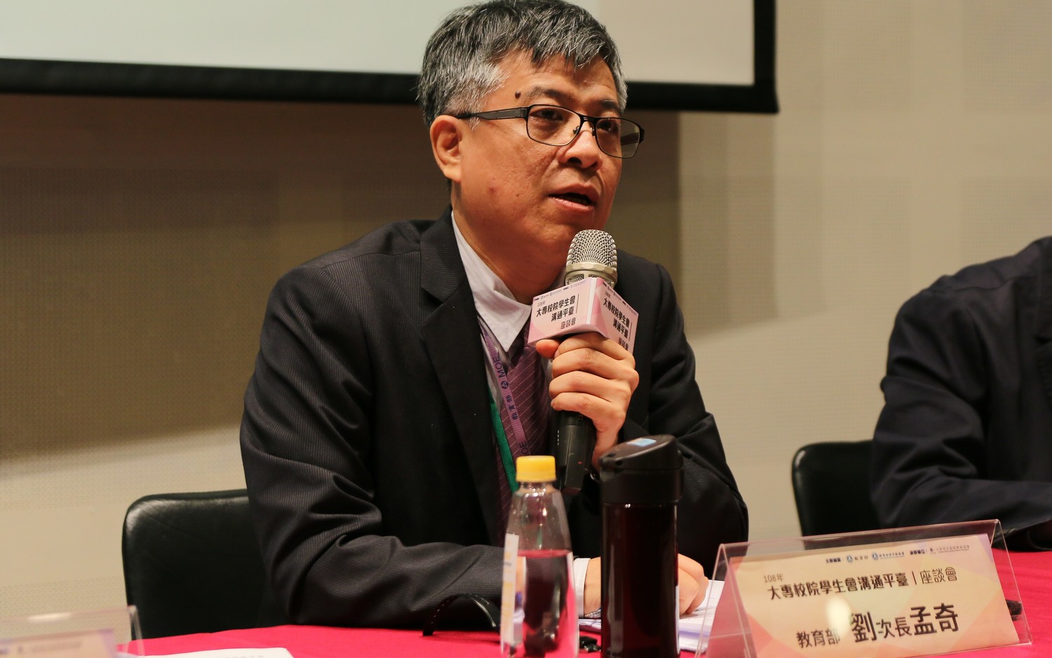 曾經參與過學生運動的政務次長劉孟奇(圖),他感謝學生會代表提供寶貴的意見,並表示將會作為施政參考。 曾經參與過學生運動的政務次長劉孟奇(圖),他感謝學生會代表提供寶貴的意見,並表示將會作為施政參考。
