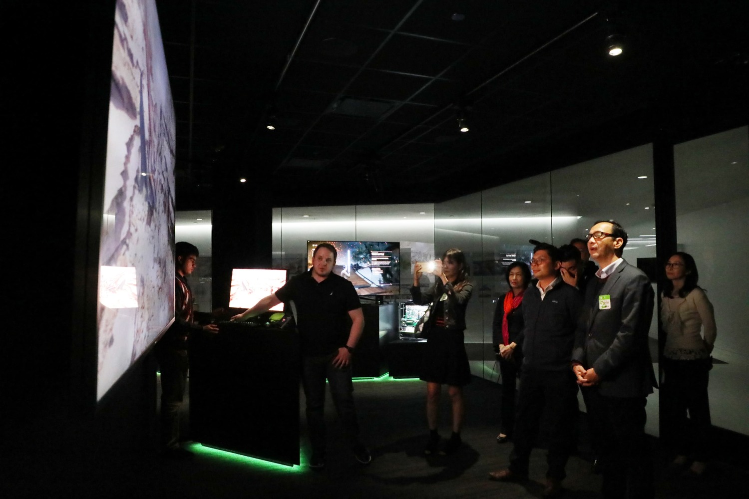 朱立倫在NVIDIA,了解AI技術應用展示 圖:朱立倫辦公室提供 朱立倫在NVIDIA,了解AI技術應用展示 圖:朱立倫辦公室提供