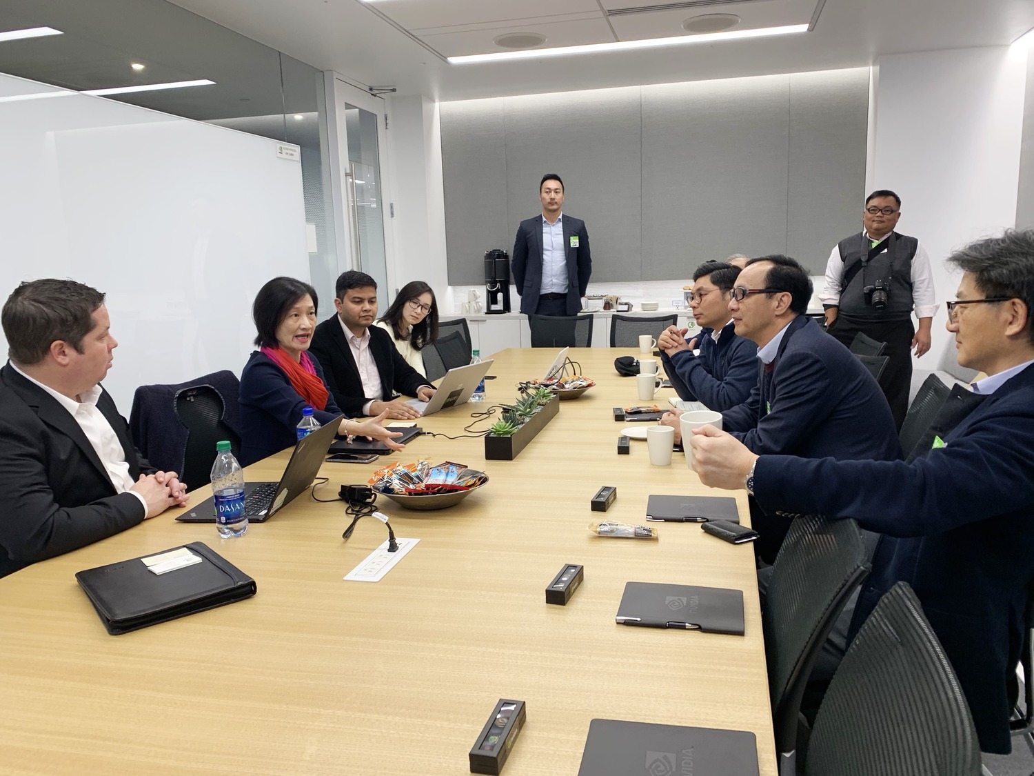朱立倫在NVIDIA,了解AI技術應用展示 圖:朱立倫辦公室提供 朱立倫在NVIDIA,了解AI技術應用展示 圖:朱立倫辦公室提供