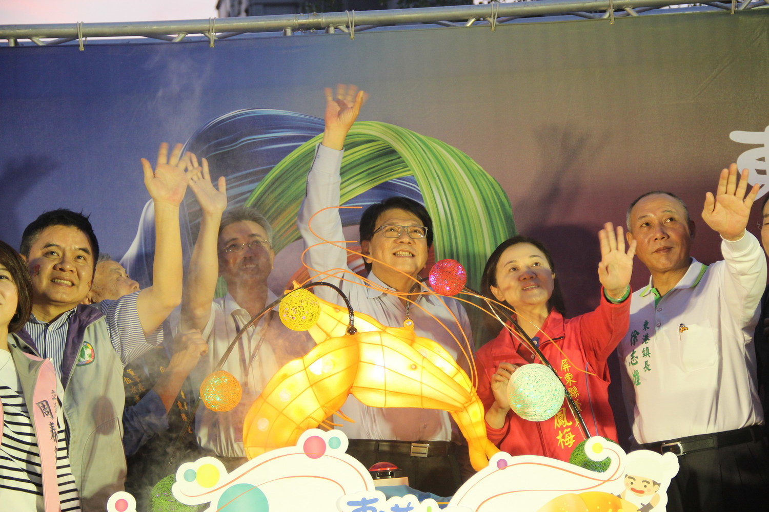 2019台灣燈會東港小鎮燈區16日正式登場,屏東縣長潘孟安及與會貴賓一同點燈。 圖:屏東縣觀傳處提供 2019台灣燈會東港小鎮燈區16日正式登場,屏東縣長潘孟安及與會貴賓一同點燈。 圖:屏東縣觀傳處提供