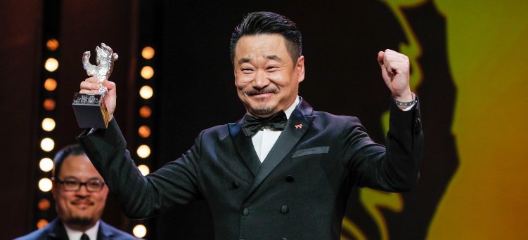 柏林影展最佳男演員銀熊獎頒給中國文藝片「地久天長」演員王景春。 (圖取自柏林影展網頁www.berlinale.de) 柏林影展最佳男演員銀熊獎頒給中國文藝片「地久天長」演員王景春。 (圖取自柏林影展網頁www.berlinale.de)