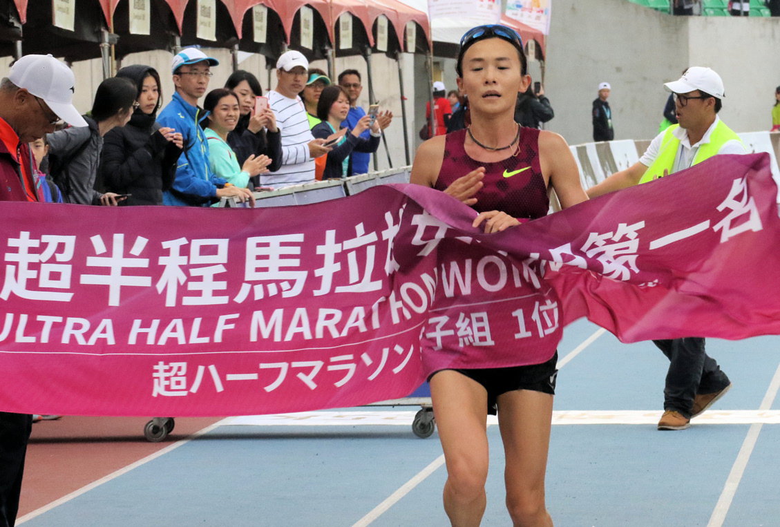 臺灣選手謝千鶴在女子組超半馬跑出冠軍。 圖:高雄市運動發展局/提供 臺灣選手謝千鶴在女子組超半馬跑出冠軍。 圖:高雄市運動發展局/提供