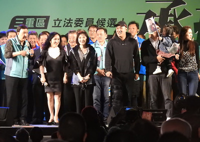 距離新北市立委補選投票剩下約一個月時間,民進黨籍參選人余天(前左)17日晚間舉辦大型造勢晚會,包含太太李亞萍(前左2)、兒子余祥銓(前左4)在內,全家總動員登台助選。 圖:中央社 距離新北市立委補選投票剩下約一個月時間,民進黨籍參選人余天(前左)17日晚間舉辦大型造勢晚會,包含太太李亞萍(前左2)、兒子余祥銓(前左4)在內,全家總動員登台助選。 圖:中央社