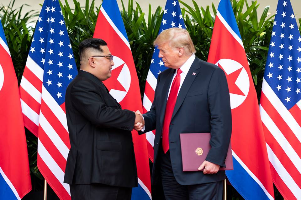 美國總統川普(右)與朝鮮領導人金正恩將二度會晤,也傳出2國外交關係有突破性進展。 圖:翻攝自白宮臉書 美國總統川普(右)與朝鮮領導人金正恩將二度會晤,也傳出2國外交關係有突破性進展。 圖:翻攝自白宮臉書