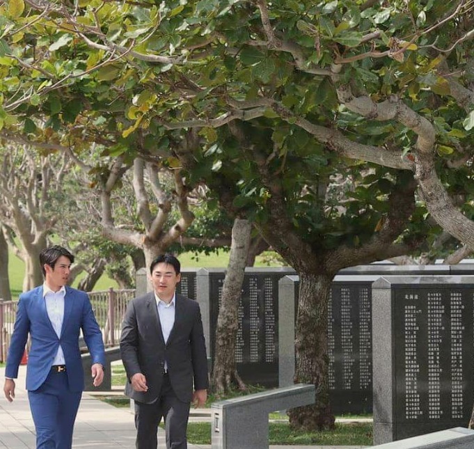 陽岱鋼（左）與丸佳浩（右）2位選手，前往位於沖繩縣系滿市摩文仁之丘的和平祈念公園，悼念沖繩戰爭中戰歿的18萬居民與軍人   圖: 翻攝自yomiuri.giants instagram