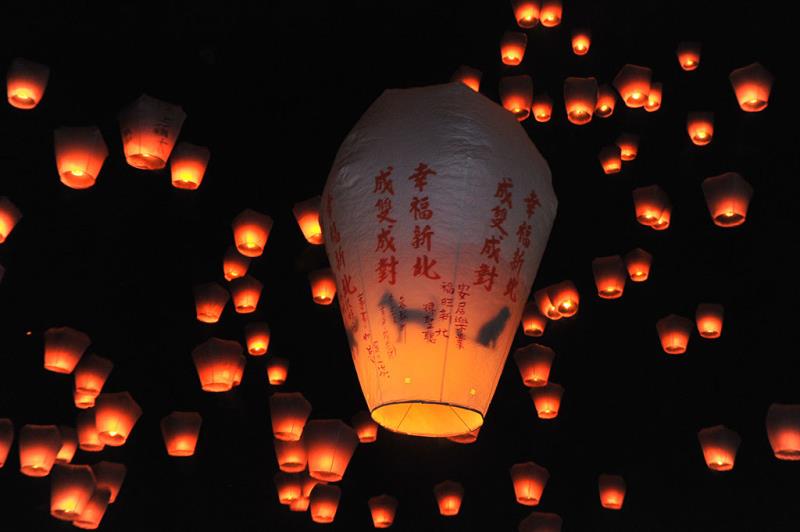 2018 新北市平溪天燈節元宵場—幸福新北 成雙成對。 圖: 新北市政府觀光旅遊局/提供 2018 新北市平溪天燈節元宵場—幸福新北 成雙成對。 圖: 新北市政府觀光旅遊局/提供