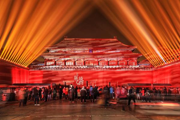 北京故宮博物院成立94年來,今(19)晚首度開放夜間參觀,炫麗燈光秀照亮整個紫禁城。 圖:翻攝澎湃新聞 北京故宮博物院成立94年來,今(19)晚首度開放夜間參觀,炫麗燈光秀照亮整個紫禁城。 圖:翻攝澎湃新聞