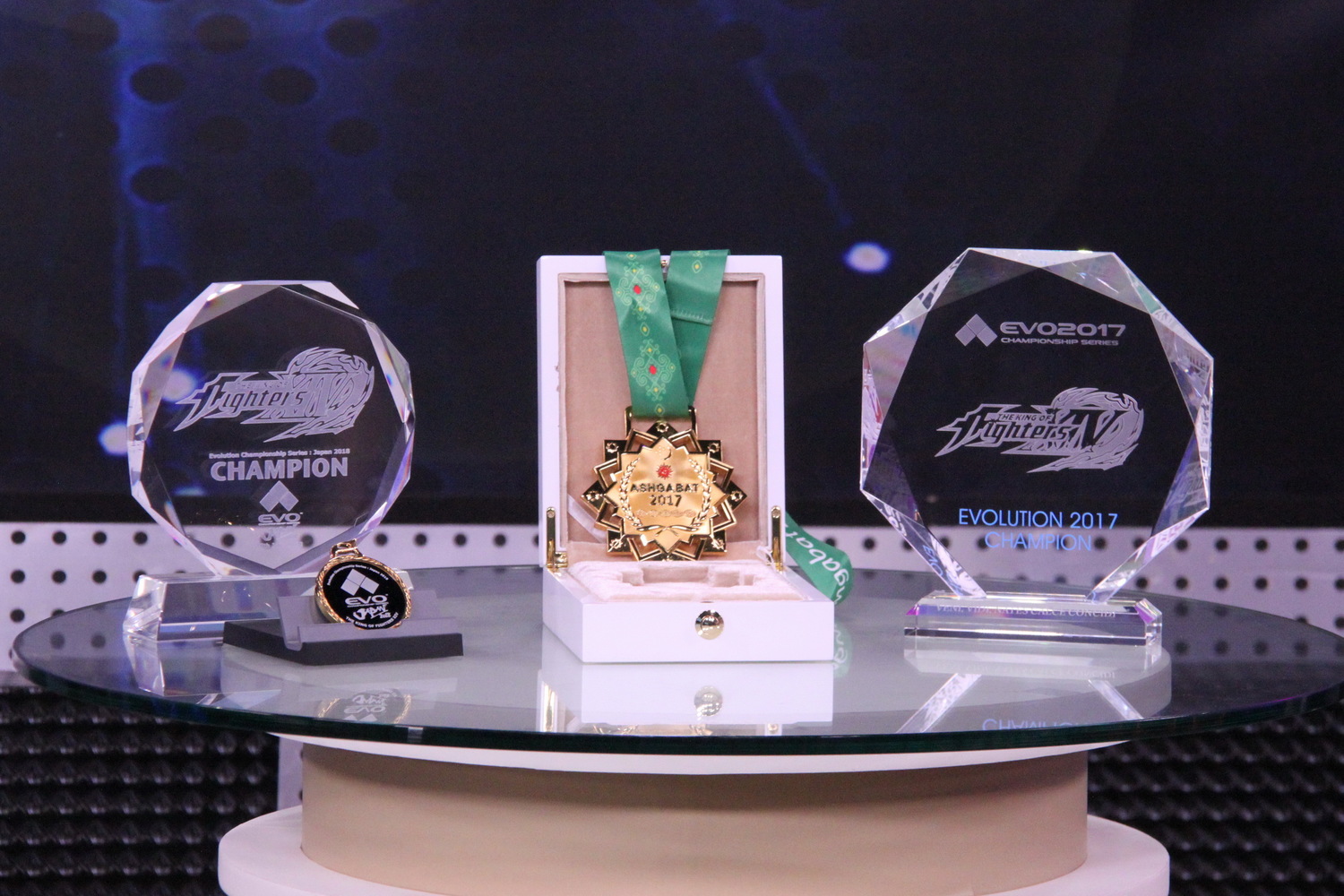 ZJZ和ET將曾獲地的冠軍獎牌、獎盃帶至《台灣競讚》現場展示。.j