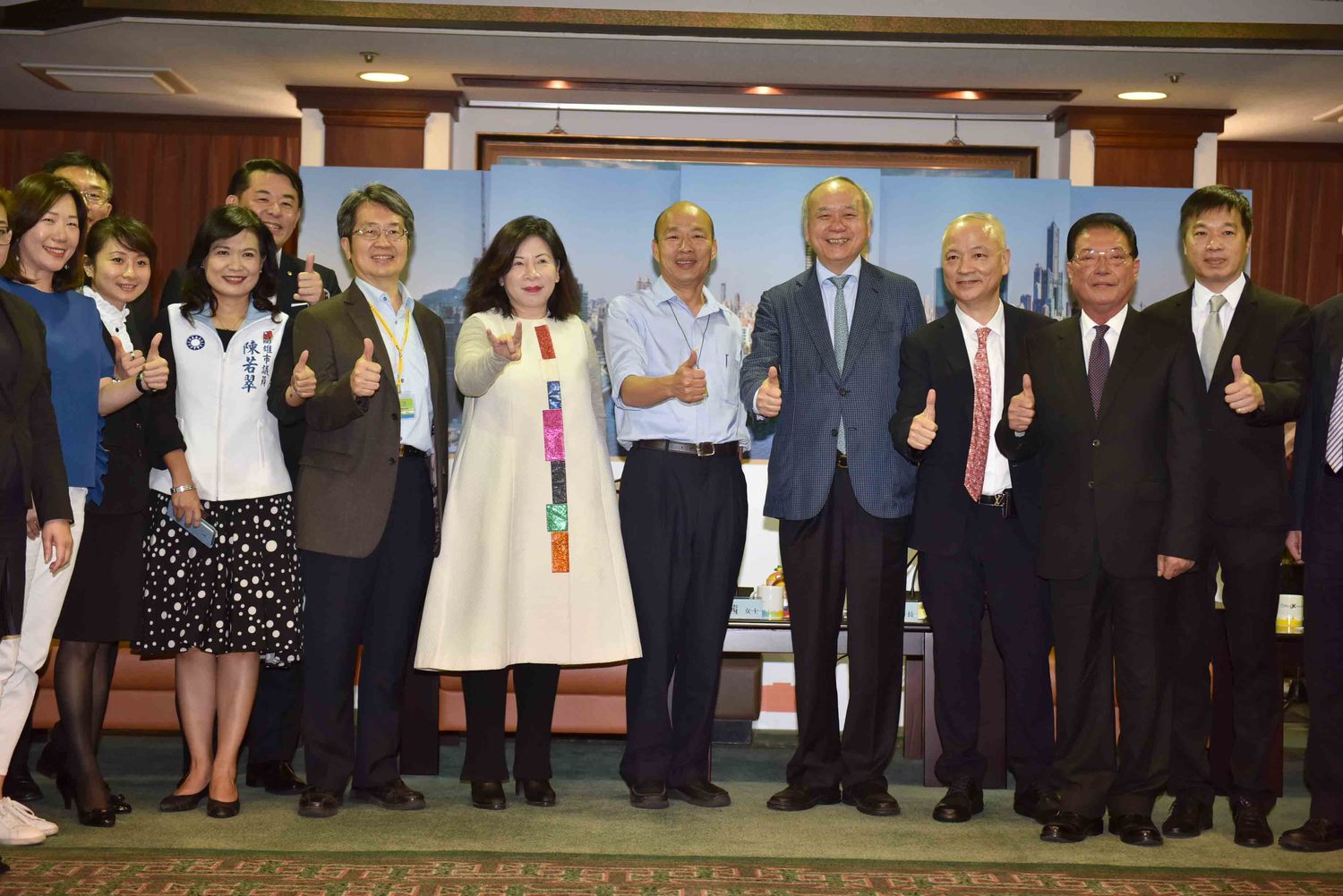 韓國瑜(中)號召醫界、觀光界共推醫療觀光。 圖:高雄市新聞局/提供 韓國瑜(中)號召醫界、觀光界共推醫療觀光。 圖:高雄市新聞局/提供