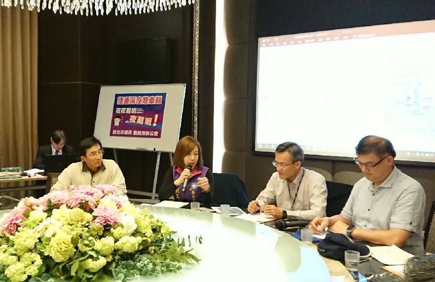 國民黨新北市議員劉美芳(左二)邀雙北市捷運工程局及居民會商,決定先編列850萬元在今年10月前設置隔音牆。 圖:劉美芳/提供 國民黨新北市議員劉美芳(左二)邀雙北市捷運工程局及居民會商,決定先編列850萬元在今年10月前設置隔音牆。 圖:劉美芳/提供