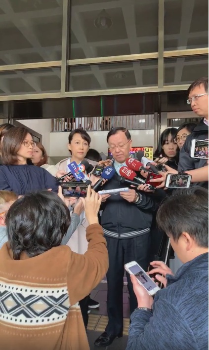 前立委羅淑蕾因「誰殺死了李新」影片中影射介入珠寶交易,怒告郭新政和盛竹如「加重誹謗」。 圖:翻攝誰摔死了李新臉書專頁 前立委羅淑蕾因「誰殺死了李新」影片中影射介入珠寶交易,怒告郭新政和盛竹如「加重誹謗」。 圖:翻攝誰摔死了李新臉書專頁