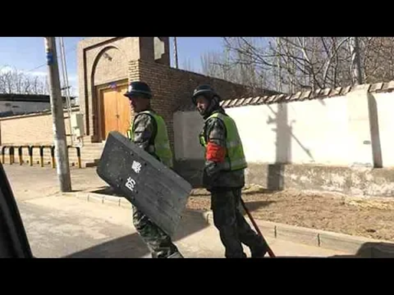 中國政府強調,自從它們兩年前在新疆開啟再教育營後,新疆恐攻的比例就降低了。 圖:翻攝自Youtube 中國政府強調,自從它們兩年前在新疆開啟再教育營後,新疆恐攻的比例就降低了。 圖:翻攝自Youtube