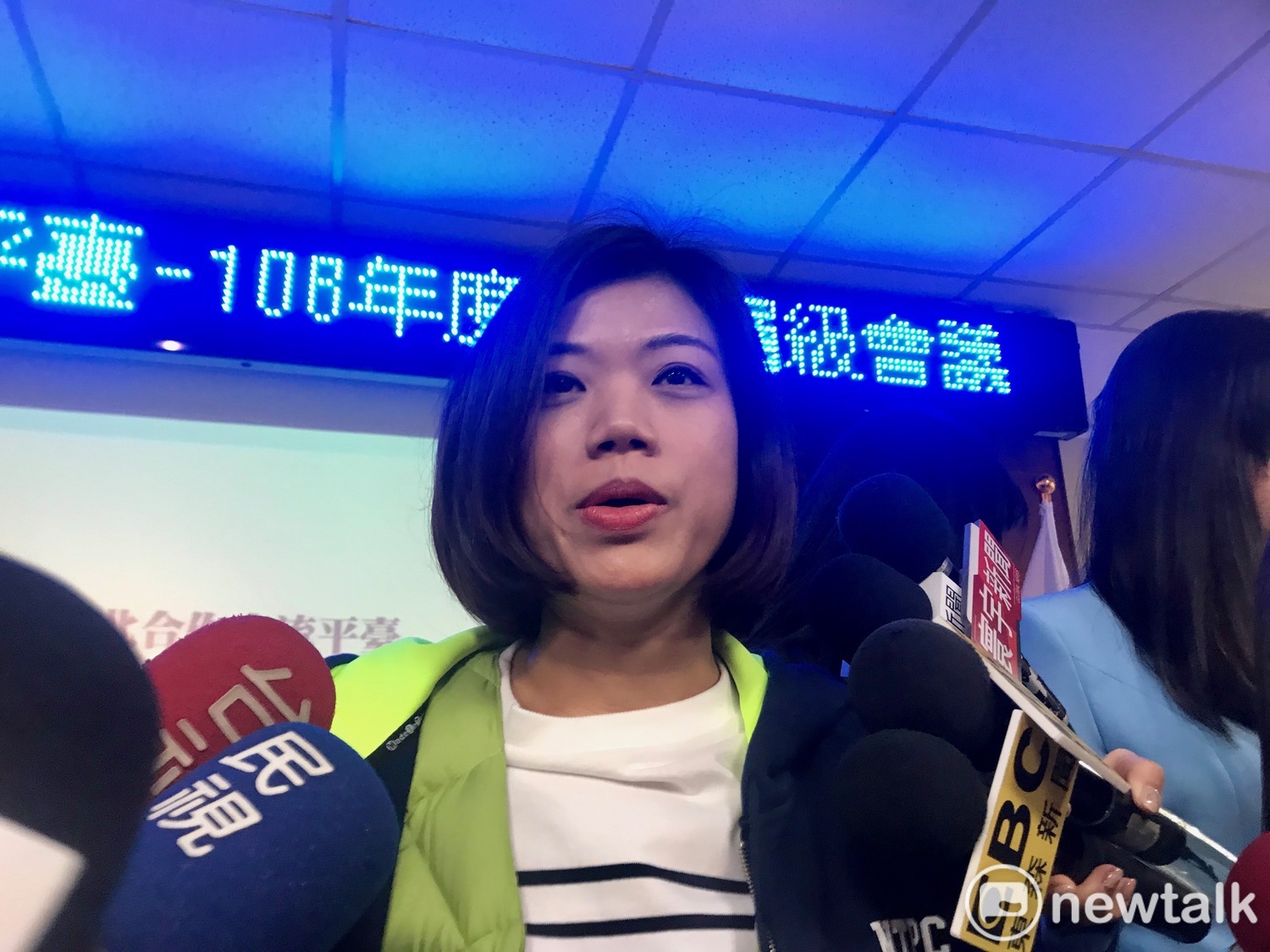 新北市新聞局長蔣志薇解釋市長缺席原因。 圖:周煊惠 / 攝 新北市新聞局長蔣志薇解釋市長缺席原因。 圖:周煊惠 / 攝