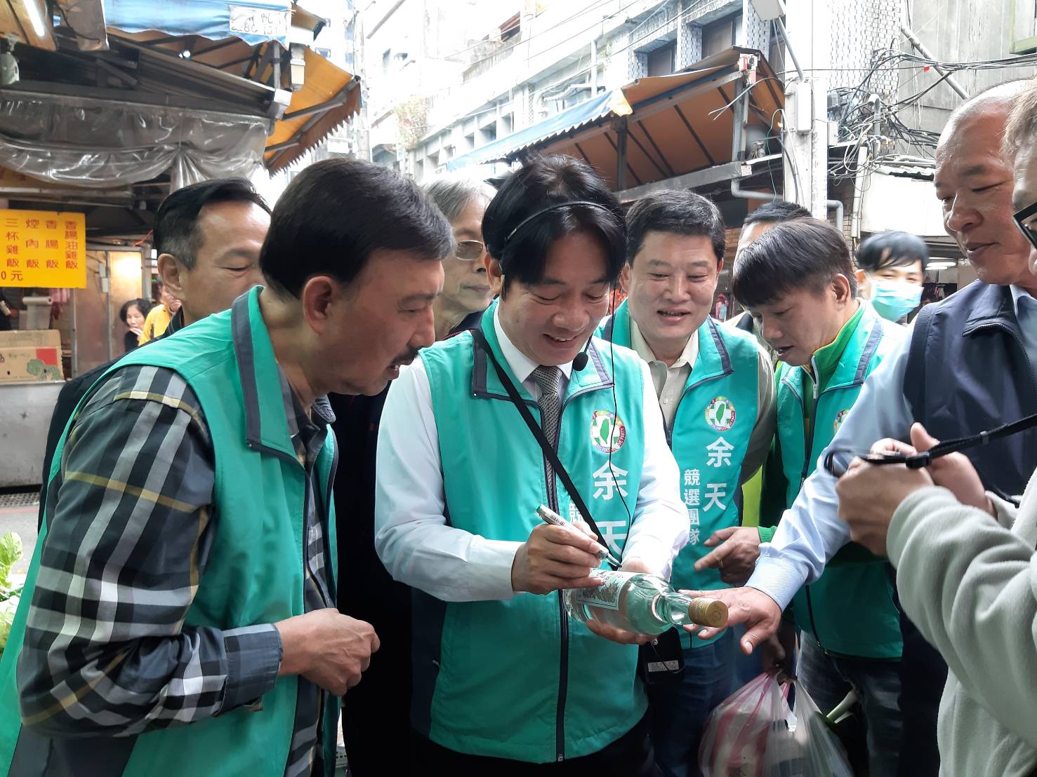 支持者還特別拿了高梁酒請賴神簽名。 圖:余天競選總部/提供 支持者還特別拿了高梁酒請賴神簽名。 圖:余天競選總部/提供