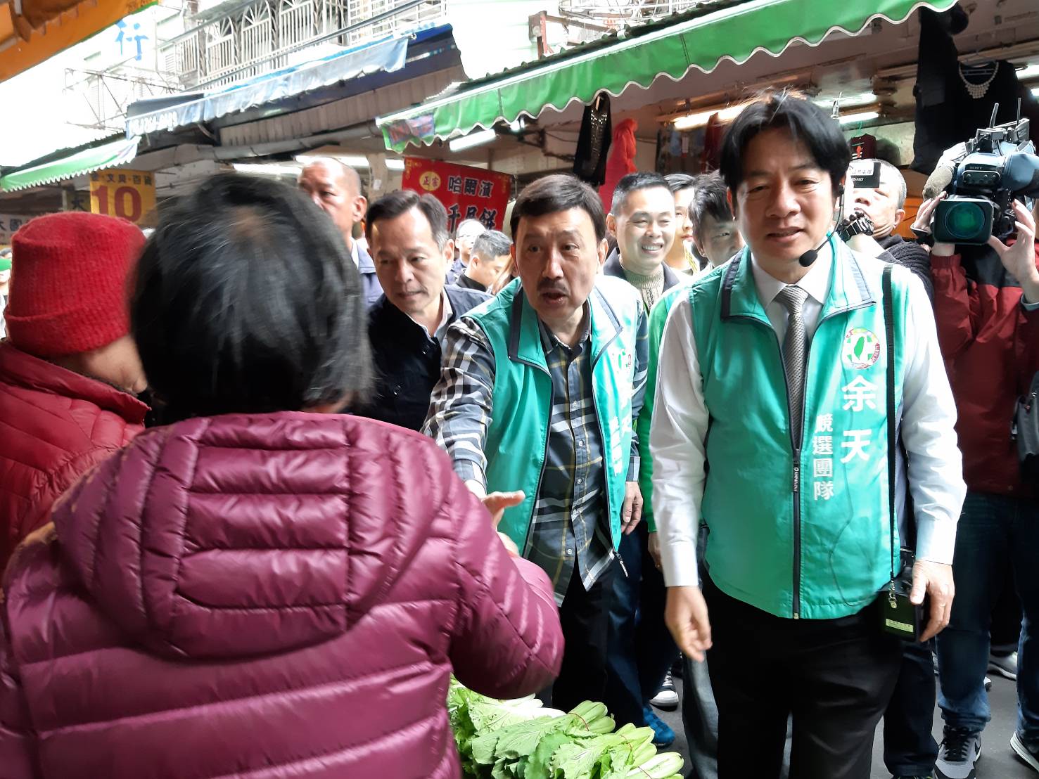 余天今早和前行政院長賴清德合體,前往大同市場向民眾掃街拜票。 圖:余天競選總部/提供 余天今早和前行政院長賴清德合體,前往大同市場向民眾掃街拜票。 圖:余天競選總部/提供