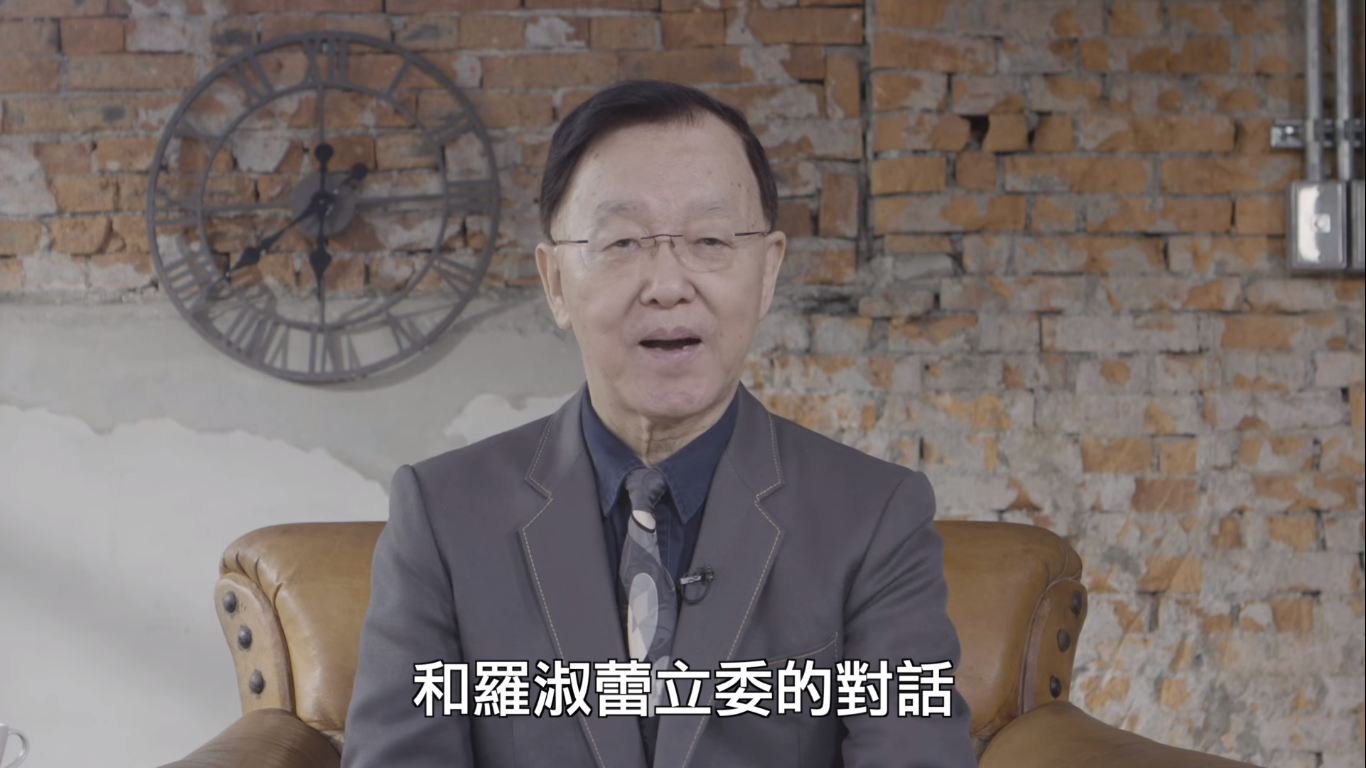 「誰摔死了李新」影片,邀知名主播盛竹如擔任旁白。 圖:截自誰摔死李新粉專影片 「誰摔死了李新」影片,邀知名主播盛竹如擔任旁白。 圖:截自誰摔死李新粉專影片