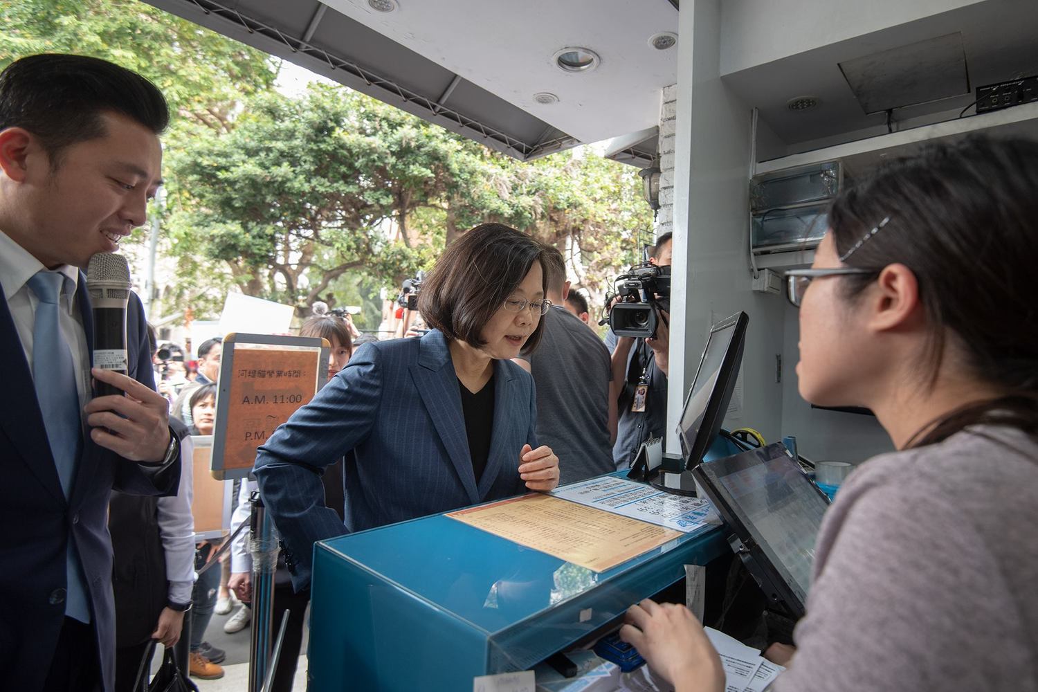 由林智堅帶領蔡英文參訪新竹市,體驗市民生活。 圖:翻攝自 林智堅 臉書 由林智堅帶領蔡英文參訪新竹市,體驗市民生活。 圖:翻攝自 林智堅 臉書