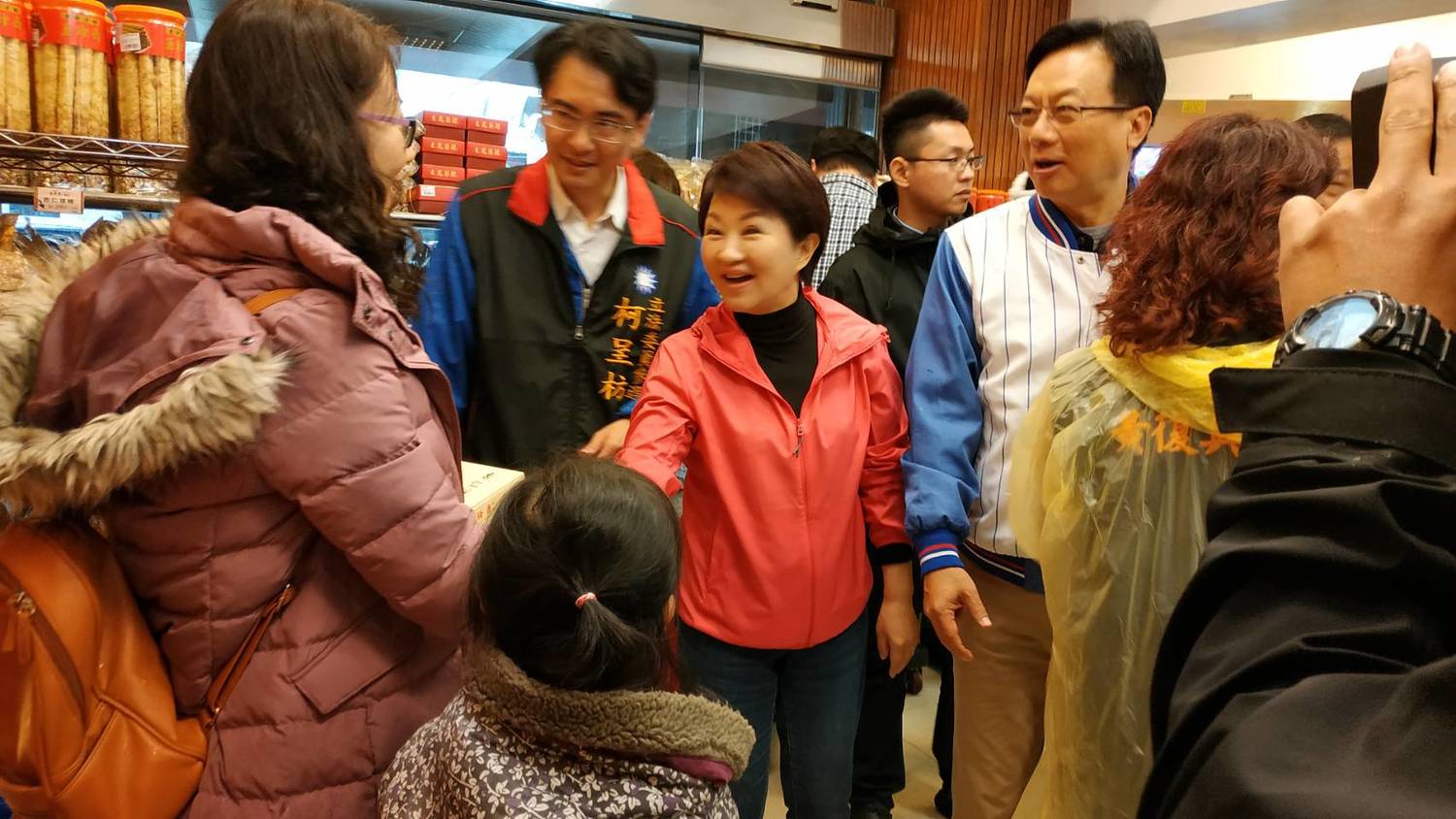 盧秀燕陪柯呈枋在鹿港老街拉票。 柯呈枋競選總部/提供 盧秀燕陪柯呈枋在鹿港老街拉票。 柯呈枋競選總部/提供