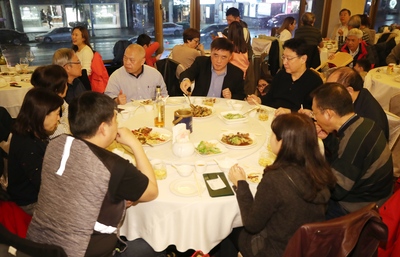 台北市東區老字號江浙菜餐廳永福樓24日最後一天營業 ,不少民眾趁著結束營業前趕來品嚐,包括國民黨副主席郝龍斌(前中)等政界人士也前往用餐。 圖:中央社 台北市東區老字號江浙菜餐廳永福樓24日最後一天營業 ,不少民眾趁著結束營業前趕來品嚐,包括國民黨副主席郝龍斌(前中)等政界人士也前往用餐。 圖:中央社