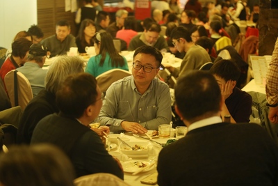 台北市東區老字號江浙菜餐廳永福樓24日最後一天營業 ,不少老顧客把握最後機會前往用餐,其中也有多名政界人士,包含民進黨秘書長羅文嘉(中)。 圖:中央社 台北市東區老字號江浙菜餐廳永福樓24日最後一天營業 ,不少老顧客把握最後機會前往用餐,其中也有多名政界人士,包含民進黨秘書長羅文嘉(中)。 圖:中央社