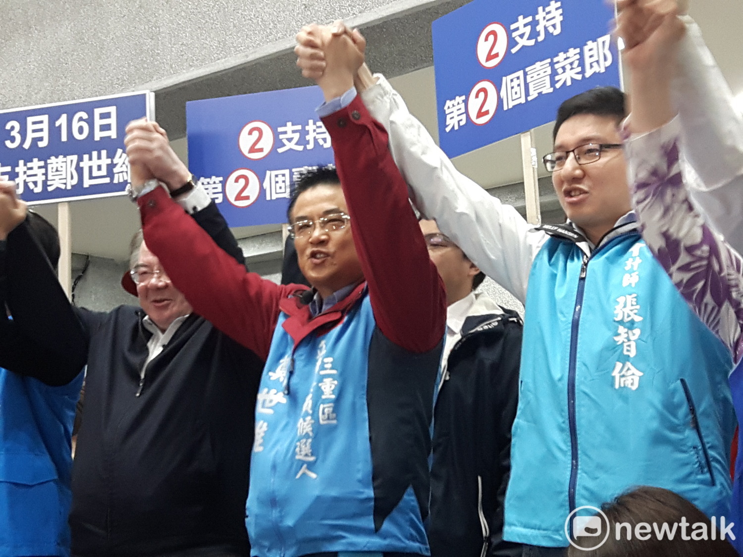 鄭世維抽到2號,呼籲選民「支持第二個三重賣菜郎」。 圖:林昀真/攝 鄭世維抽到2號,呼籲選民「支持第二個三重賣菜郎」。 圖:林昀真/攝
