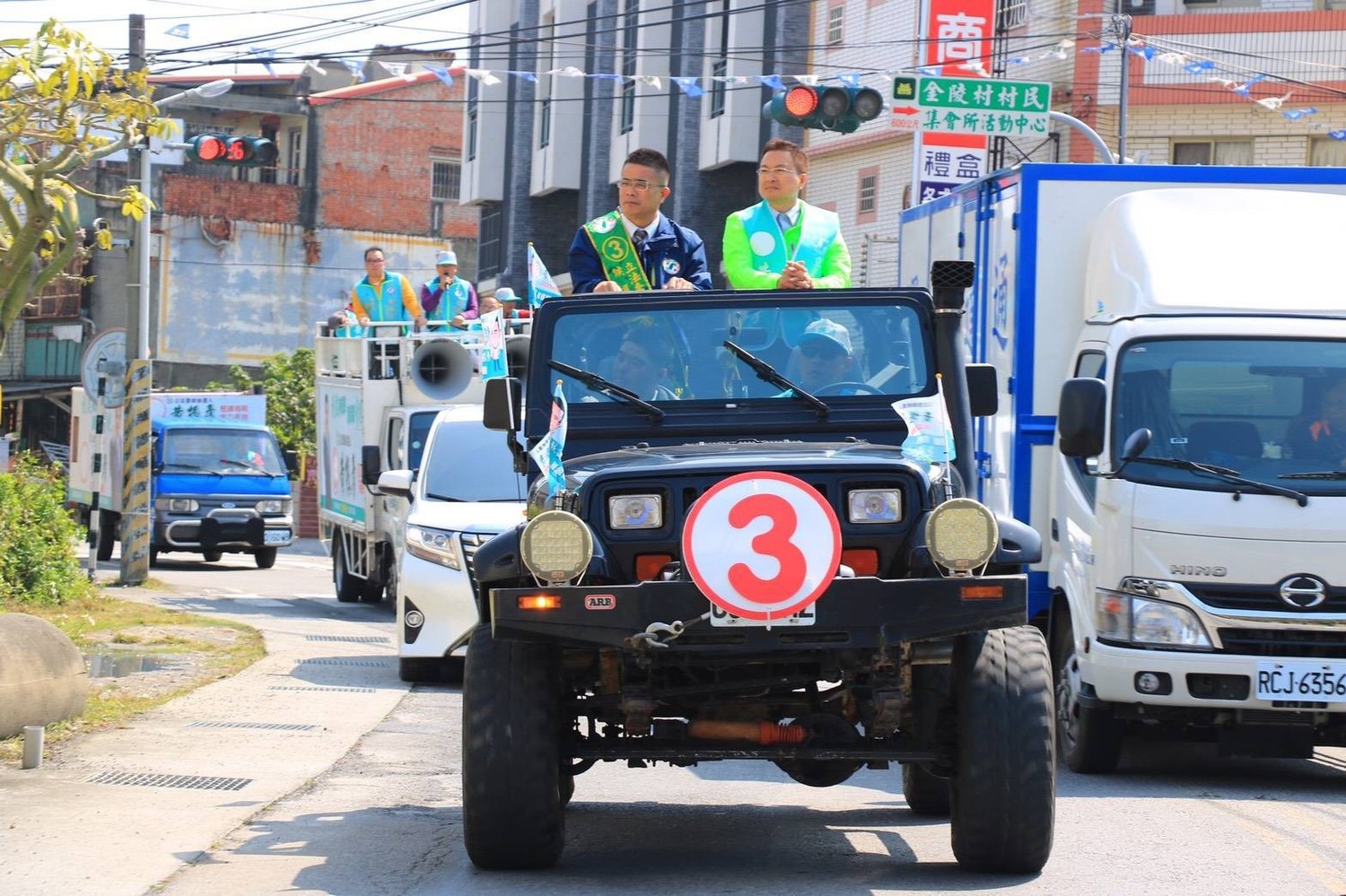 黃振彥由魏明谷陪同搭上掛有③號的宣傳車。 黃振彥競選總部/提供 黃振彥由魏明谷陪同搭上掛有③號的宣傳車。 黃振彥競選總部/提供
