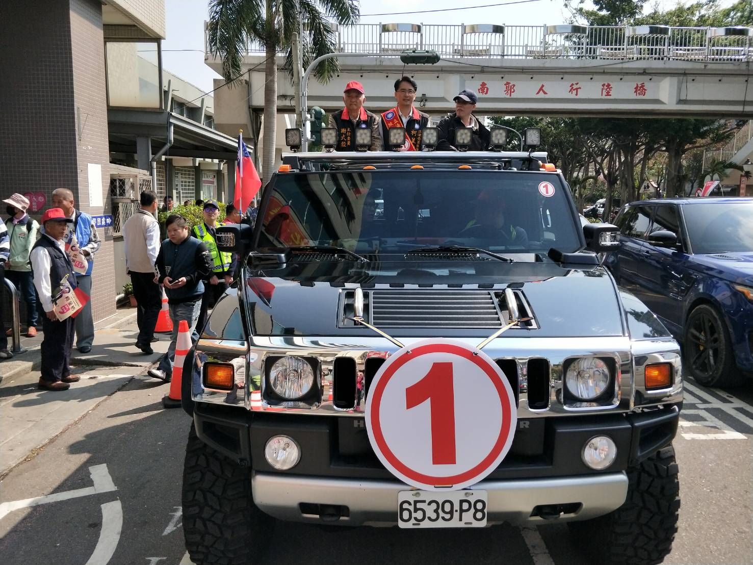 柯呈枋偕同競選總部主委謝式穀搭乘吉普車,展開六鄉鎮的車隊拜票。 圖 : 柯呈枋競選總部/提供 柯呈枋偕同競選總部主委謝式穀搭乘吉普車,展開六鄉鎮的車隊拜票。 圖 : 柯呈枋競選總部/提供