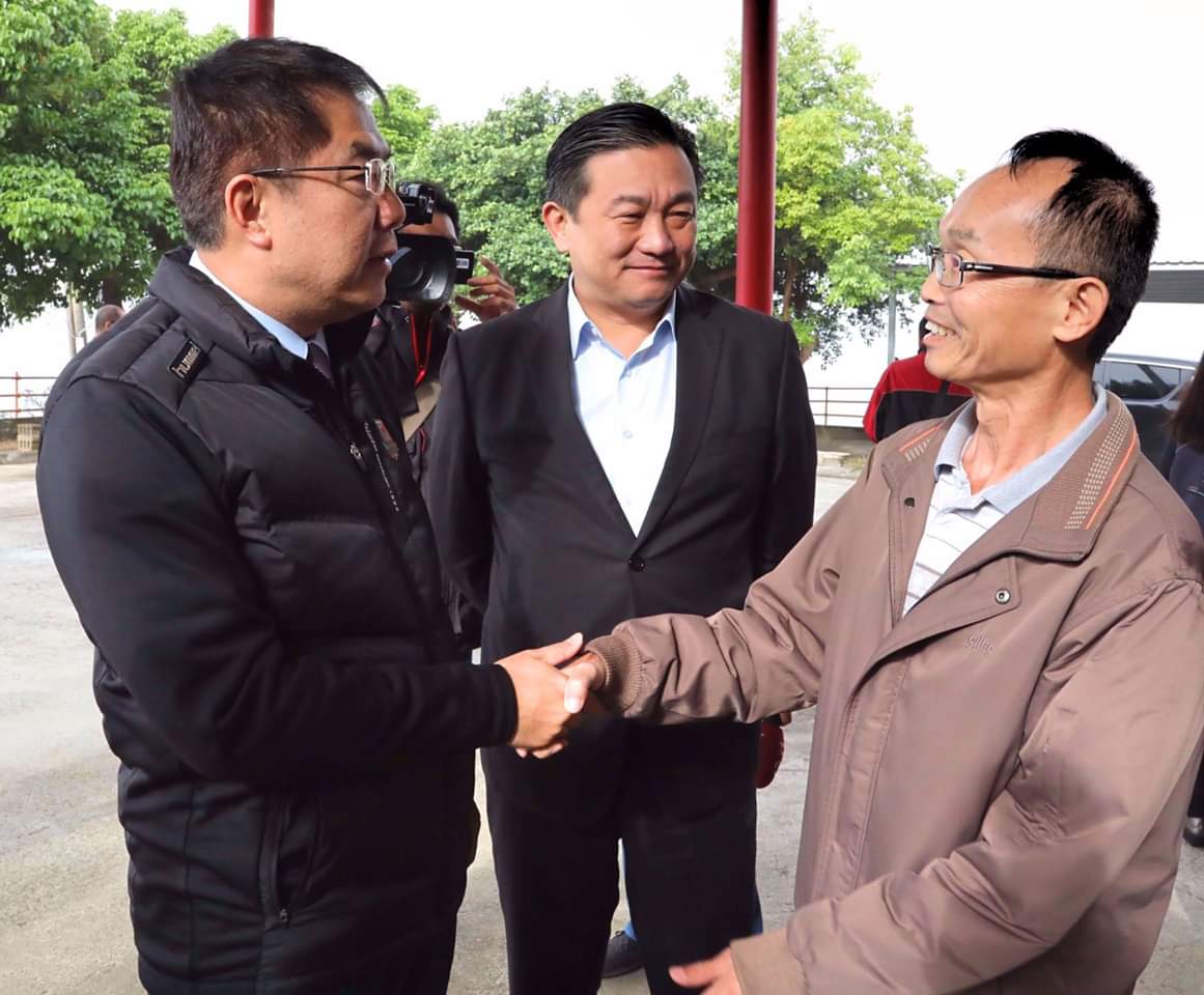 立委王定宇(左)與前牛埔里長陳永和(右)握手、交換意見 圖:翻攝自黃偉哲臉書 立委王定宇(左)與前牛埔里長陳永和(右)握手、交換意見 圖:翻攝自黃偉哲臉書