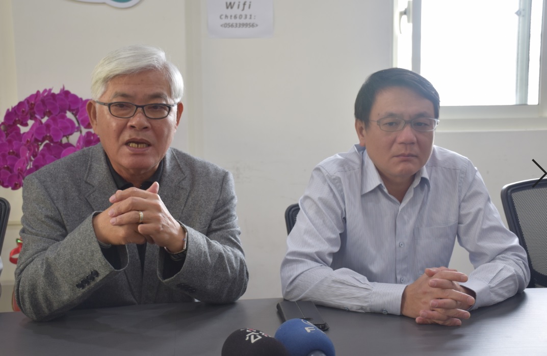 中選會主委已懸宕已久,行政院發言人Kolas Yotaka於今(25)日發出聲明表示,將提名有法官、律師背景的前雲林縣長李進勇(左)接任。 圖: 正直辦公室/提供 中選會主委已懸宕已久,行政院發言人Kolas Yotaka於今(25)日發出聲明表示,將提名有法官、律師背景的前雲林縣長李進勇(左)接任。 圖: 正直辦公室/提供