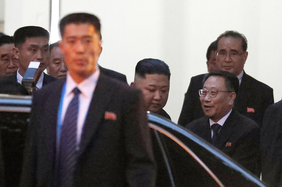 北韓領導人金正恩今(26)日抵達河內後,下午自下榻的飯店首次外出,搭上豪華轎車車隊駛往大使館。 圖:達志影像/路透社 北韓領導人金正恩今(26)日抵達河內後,下午自下榻的飯店首次外出,搭上豪華轎車車隊駛往大使館。 圖:達志影像/路透社