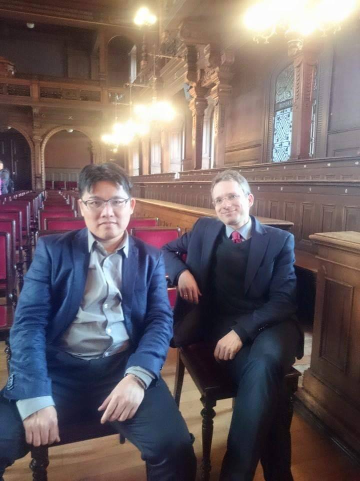 邱顯智在德國求學期間與律師友人攝於德國海德堡大學大禮堂。 圖:邱顯智/提供 邱顯智在德國求學期間與律師友人攝於德國海德堡大學大禮堂。 圖:邱顯智/提供
