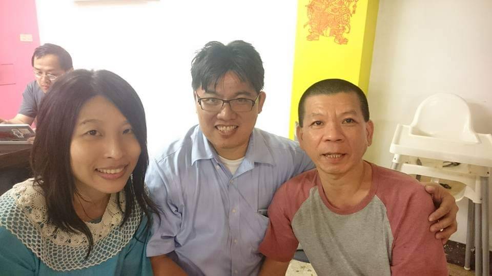 鄭性澤冤獄平反無罪釋放出獄那一天,律師邱顯智、鄭性澤(右)在魚麗共同廚房開心用餐後,與老闆蘇紋雯合照。(圖/邱顯智提供) 鄭性澤冤獄平反無罪釋放出獄那一天,律師邱顯智、鄭性澤(右)在魚麗共同廚房開心用餐後,與老闆蘇紋雯合照。(圖/邱顯智提供)