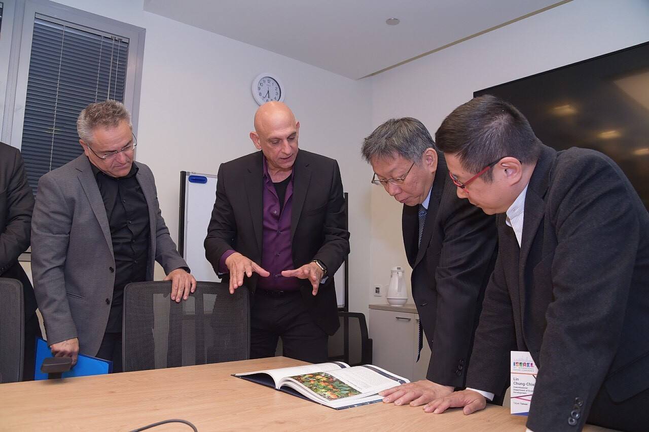 台北市長柯文哲出訪以色列的行程來到最後一天,柯文哲今(27)一早至特拉維夫證交所的演講廳進行全球市長會議。 圖:翻攝自柯文哲臉書 台北市長柯文哲出訪以色列的行程來到最後一天,柯文哲今(27)一早至特拉維夫證交所的演講廳進行全球市長會議。 圖:翻攝自柯文哲臉書