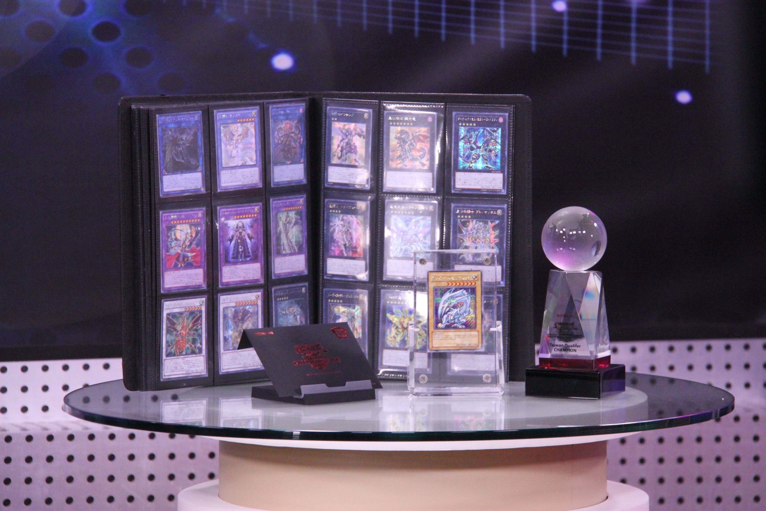 右一為汪家慶的台灣冠軍獎盃,右二是成田秀信珍藏的青眼白龍限定卡。.