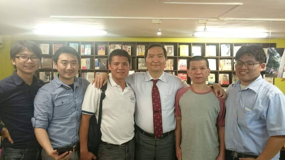 邱顯智(右1)與羅秉成(右3)、陳龍綺、李宣毅、羅士翔等義務辯護律師團與無罪開釋的鄭性澤開心合照。 圖:邱顯智提供 邱顯智(右1)與羅秉成(右3)、陳龍綺、李宣毅、羅士翔等義務辯護律師團與無罪開釋的鄭性澤開心合照。 圖:邱顯智提供